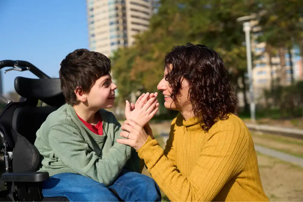 Madre comunicándose mediante lengua de signos con su hijo