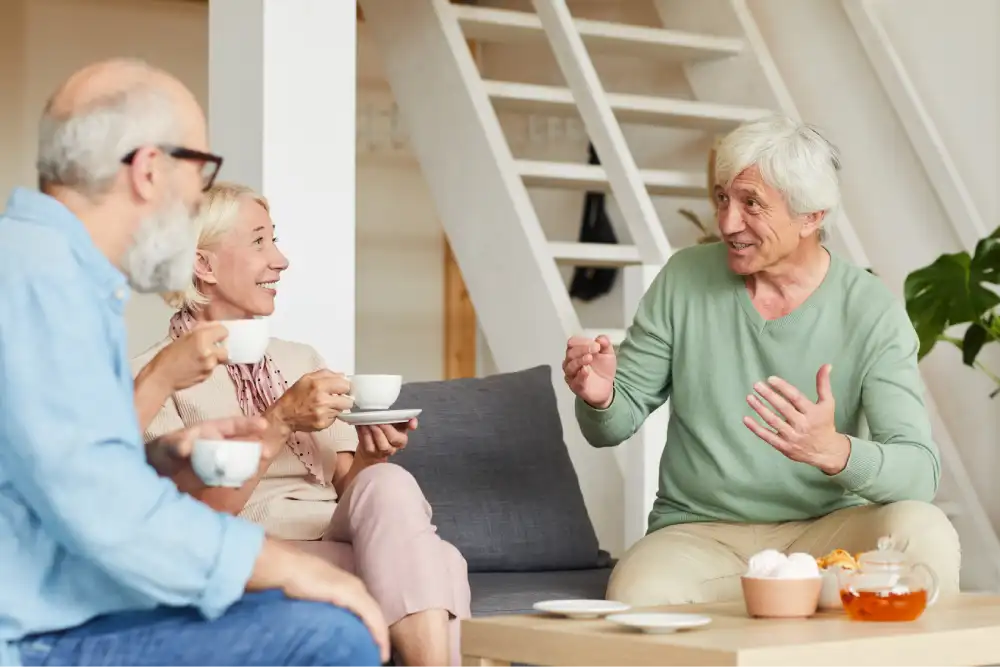 Persona mayor conversando con un familiar en casa