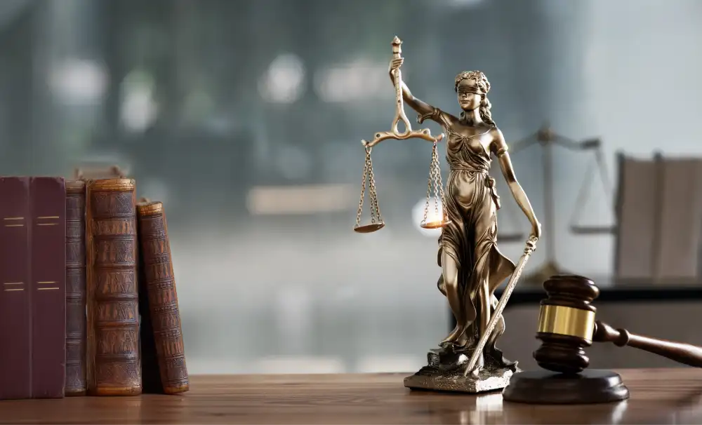 Estatua de la Justicia con balanza y espada